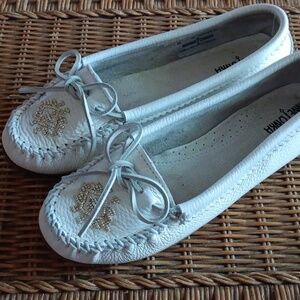 Minnetonka Deerskin Beaded Moccasins 10